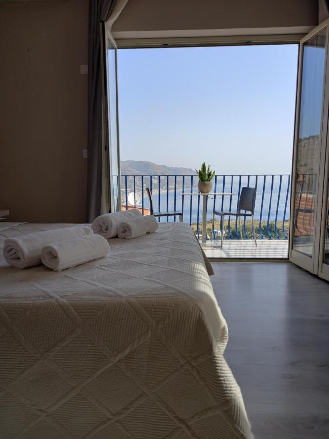 Athena Charming Rooms Taormina Bagian luar foto