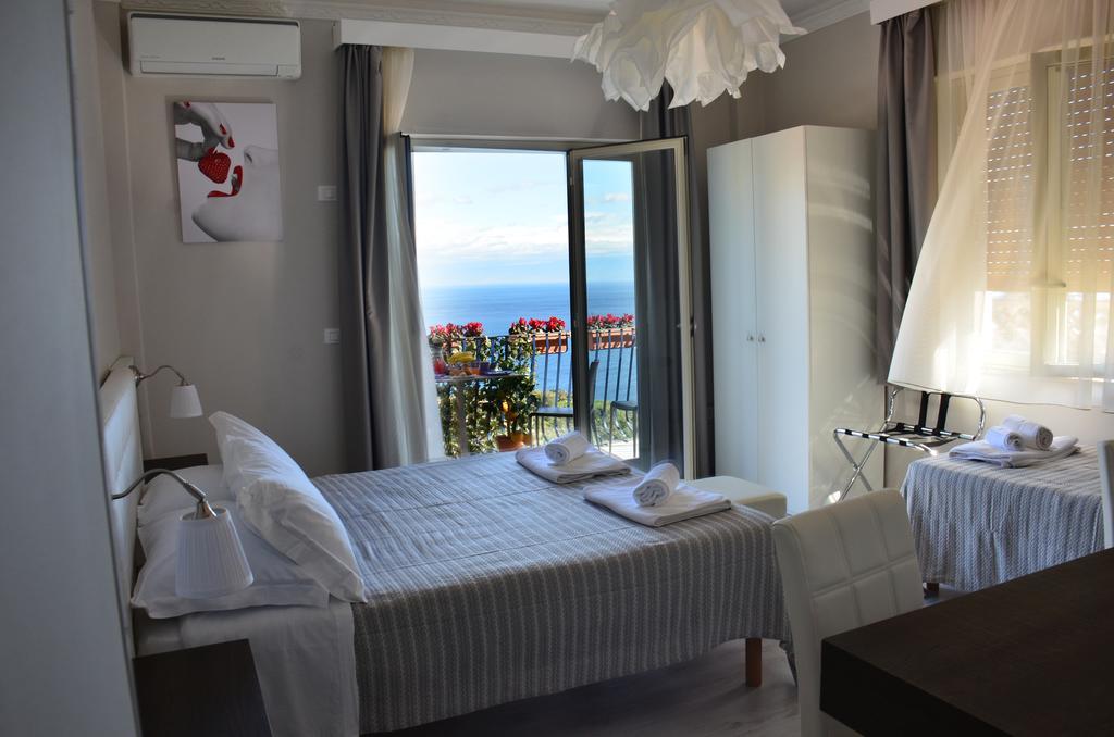Athena Charming Rooms Taormina Bagian luar foto