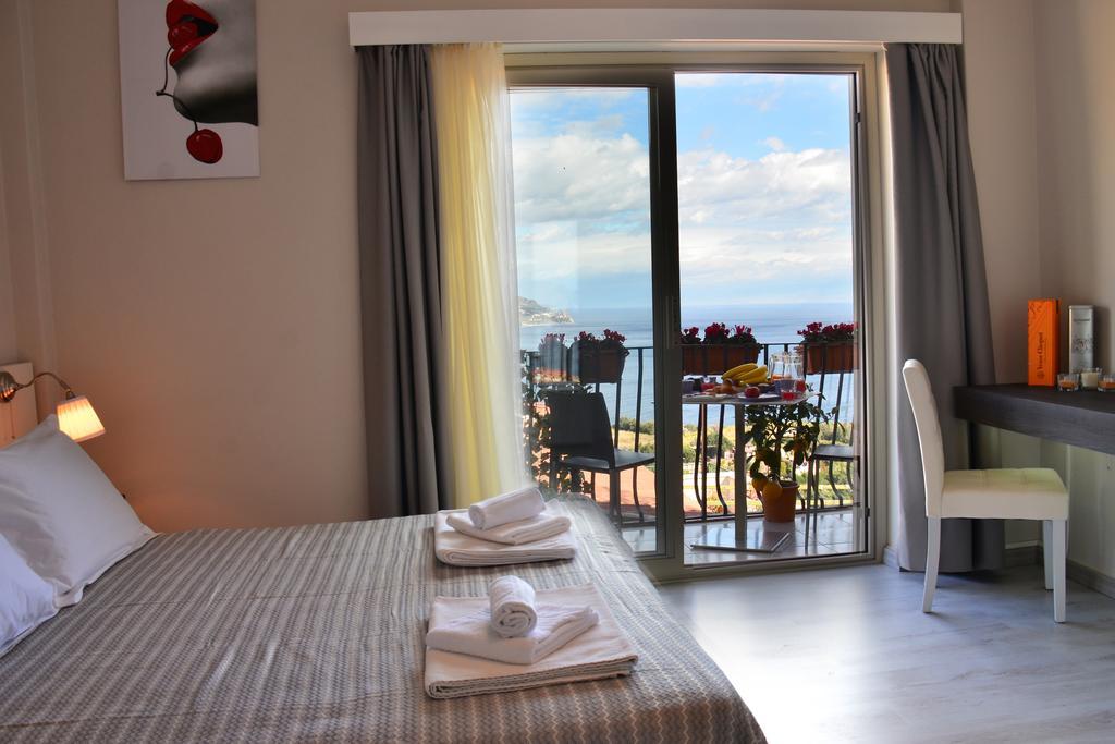 Athena Charming Rooms Taormina Bagian luar foto